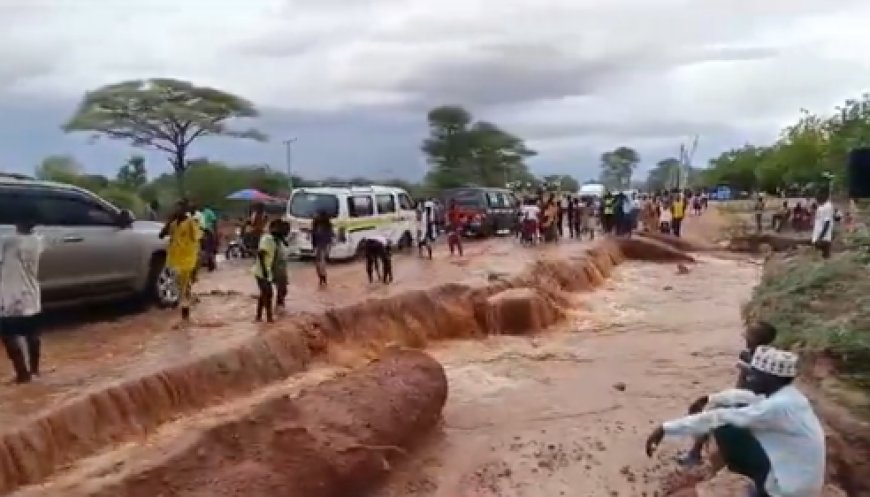 KeNHA blocks the Nairobi-Garissa Road owing to flooding.
